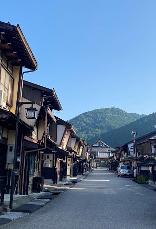 山並みが見える石畳の町